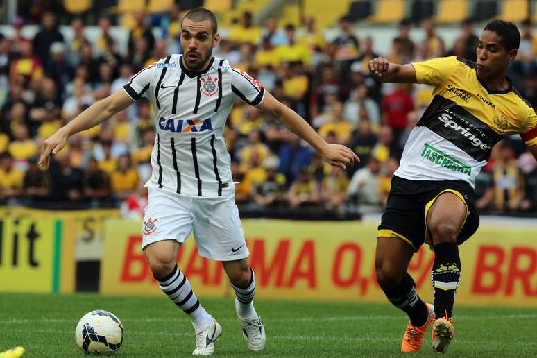 <p>Bruno Henrique tenta escapar da marcação do Criciúma; partida entre o Corinthians e o time tricolor terminou com um morno 0 a 0 em Santa Catarina</p>