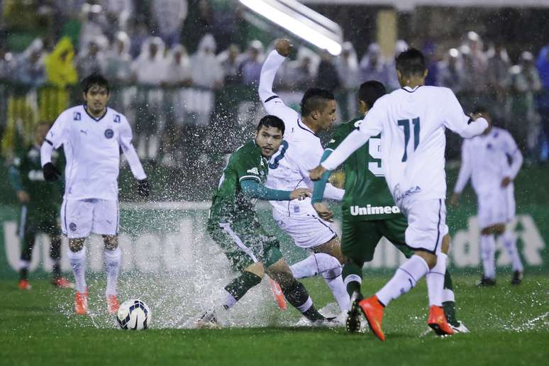 Jogadores são castigados por forte chuva em Chapecó
