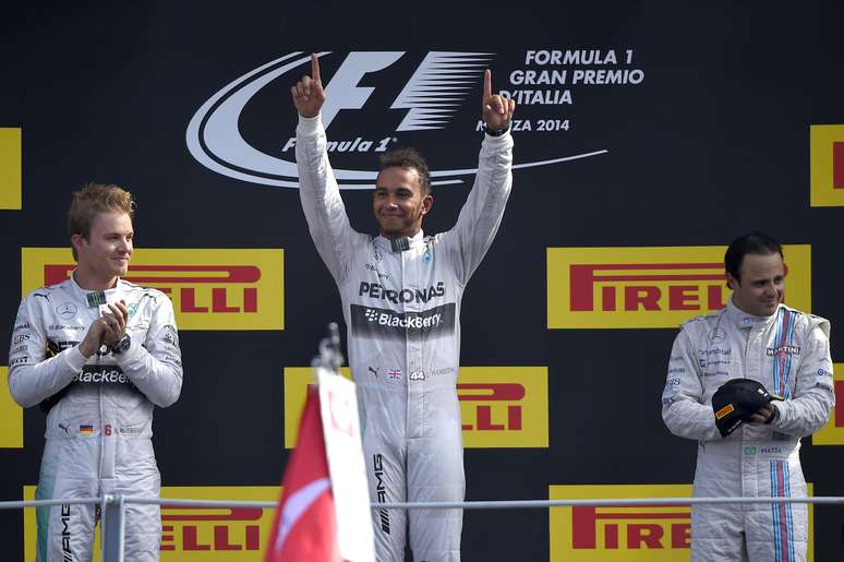 <p>Completaram o pódio o alemão Nico Rosberg e o brasileiro Felipe Massa, que voltou ao top 3 após um ano</p>