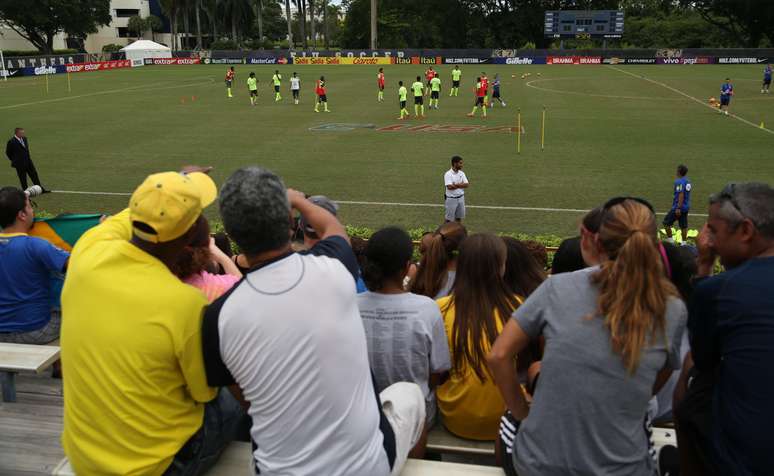 Torcida vê treino do Brasil em estádio universitário
