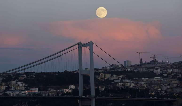 <p>A superlua vista em cima da&nbsp;ponte Bosphorus, em Istambul, na Turquia, nesta segunda-feira</p>
