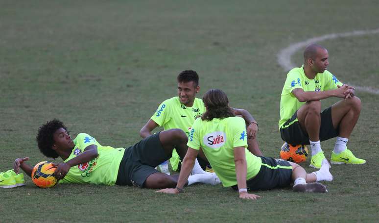 Willian, Neymar, Filipe Luis e Diego Tardelli batem papo no treino. Sobre Maicon?