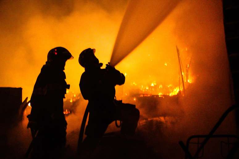 Bombeiros demoraram mais de três horas para controlar o incêndio na favela