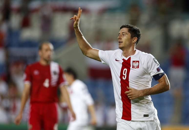 Lewandowski faz três em goleada da Polônia