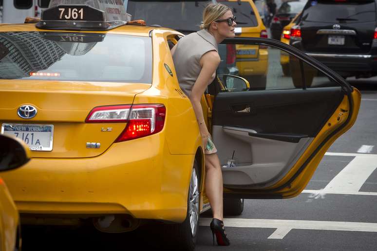 <p>Mulher entra em um táxi, em frente ao Lincoln Center, durante a New York Fashion Week, em Manhattan, Nova York, em 6 de setembro</p>