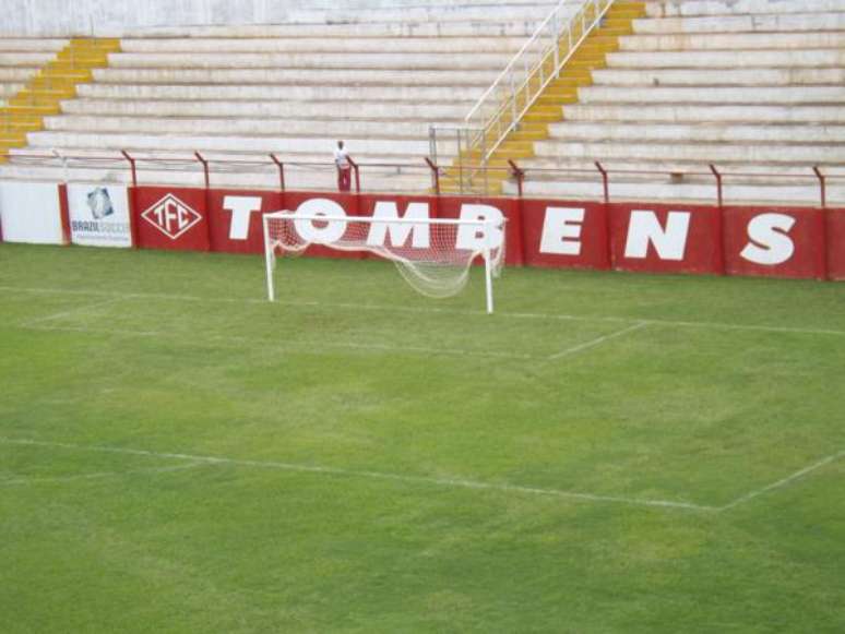 Arquibancadas do estádio do Tombense são muito próximas ao campo