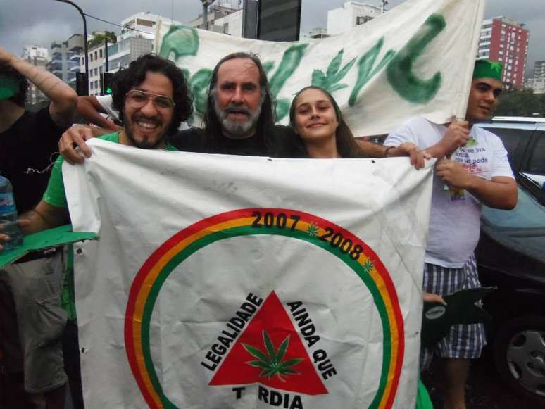O candidato a deputado federal Alvaro Lobo (PSOL-MG), ao centro, em foto com o deputado Jean Wyllys (PSOL-RJ), que também defende a legalização da maconha