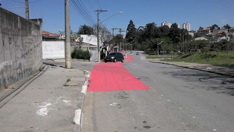 <p>Veículo cruza ciclovia na avenida Escola Politécnica, zona oeste de São Paulo</p>