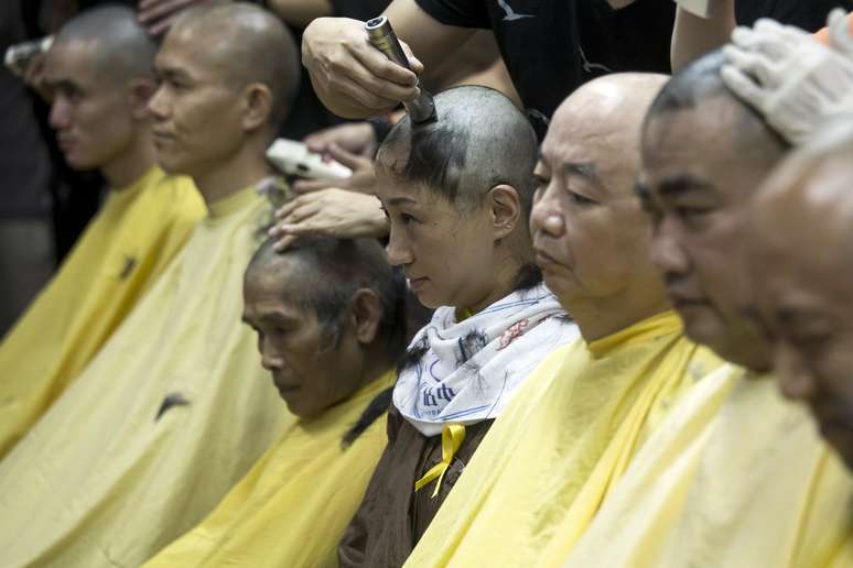 Ativistas pr&oacute;-democracia de Hong Kong rasparam o cabelo nesta ter&ccedil;a-feira como protesto pelo aumento do controle pol&iacute;tico da China 