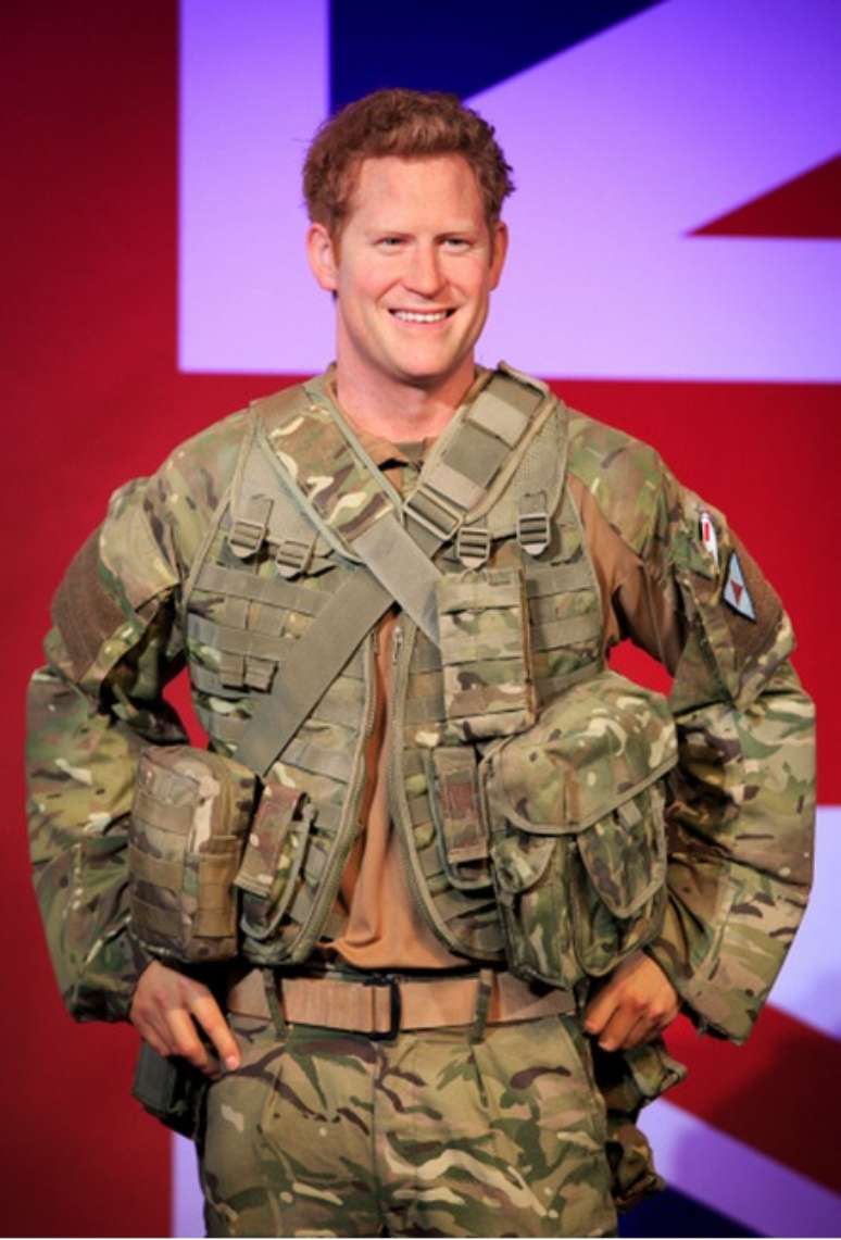<p>A nove estátua de Harry veste uniforme militar</p>