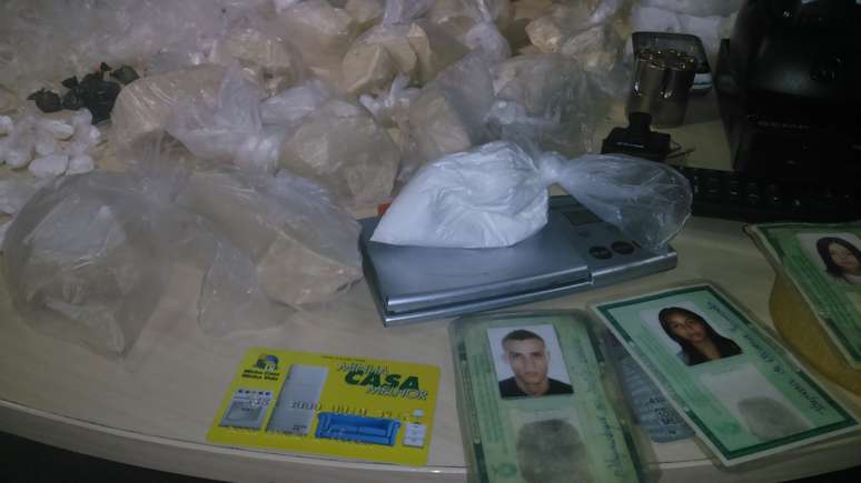 <p>"Encontramos quase dois quilos de droga sendo embalada. Tinha coca&iacute;na e oxi", disse a Pol&iacute;cia Militar</p>