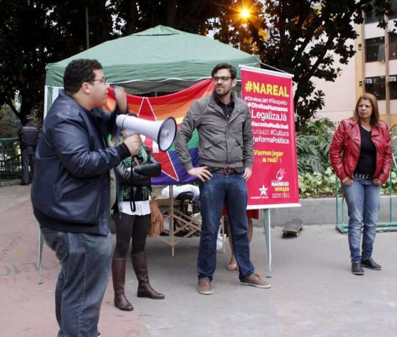 Maurício Moraes (ao centro), candidato a deputado federal pelo PT-SP, em campanha no centro de São Paulo