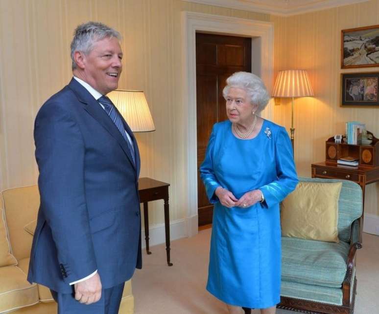 Rainha Elizabeth encontra primeiro-ministro da Irlanda do Norte, Peter Robinson (foto de arquivo)