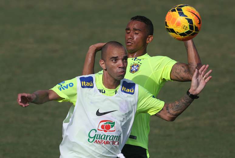 Danilo vai substituir Maicon na defesa. Tardelli &eacute; novidade no ataque