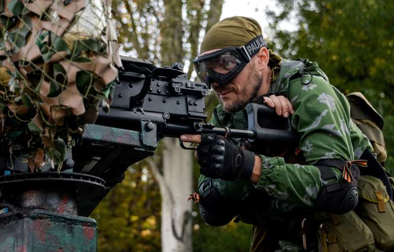 Rebelde pró-russo posiciona armamento em aeroporto na cidade de Donetsk