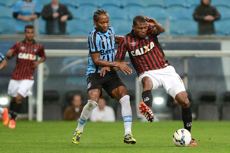 Zé Roberto e Marcelo disputam bola no meio-campo da Arena