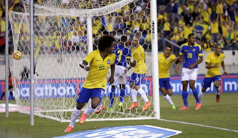 <p>Willian festeja o gol que decidiu o jogo contra o Equador</p>