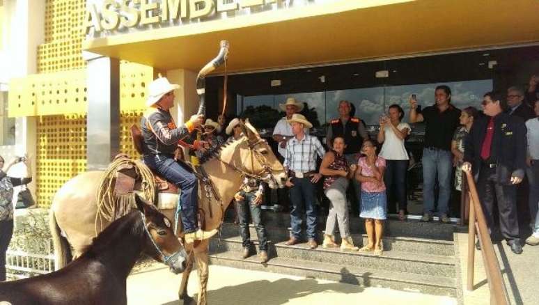 Fazendo jus ao apelido que ganhou na cidade de Nova Brasil&acirc;ndia (RO), o deputado estadual Adriano Boiadeiro (PRP) voltou montado em uma mula &agrave; Assembleia Legislativa de Rond&ocirc;nia, depois de ser afastado do cargo por suposto envolvimento em esquema de corrup&ccedil;&atilde;o