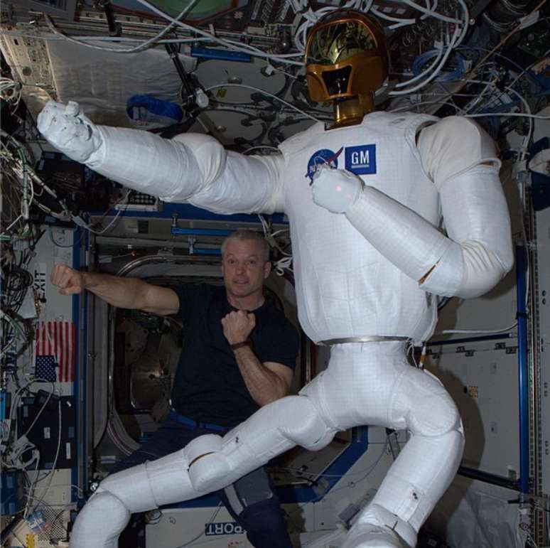 <p>O Robonauta 2 posa para foto na Estação Espacial Internacional</p>