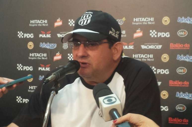 Guto Ferreira admitiu que errou ao colocar a dupla Cajá/Adrianinho no segundo tempo