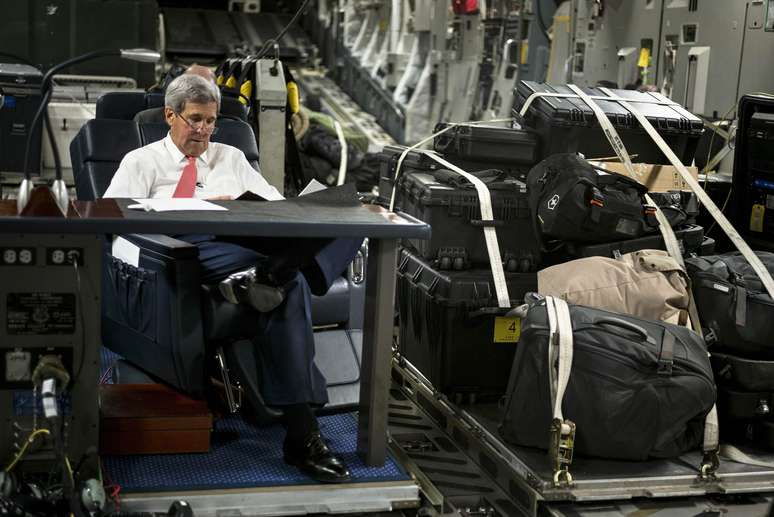 <p>Kerry faz visita surpresa ao Iraque; na imagem, o secret&aacute;rio de Estado americano em voo da Jord&acirc;nia a Bagd&aacute;</p>
