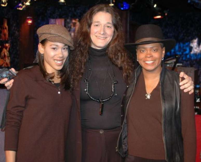 <p>Martine (meio) é acompanhada da esposa Bina (direita) e da filha Jenesis (esquerda) durante ida ao programa de rádio do Howard Stern</p>