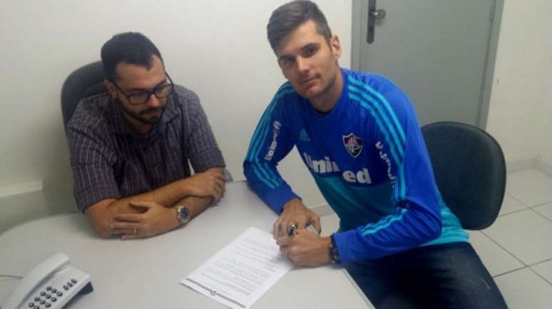 <p>Goleiro Júlio César assina contrato na sede do Fluminense nas Laranjeiras</p>