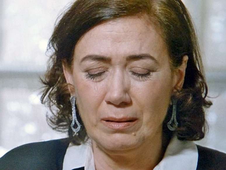 <p>Maria Marta chora escondida ao sair da casa de Maria Isis</p>