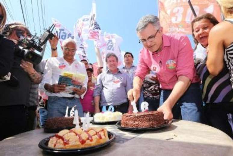 <p>Nesta semana, o candidato cortou e distribuiu pedaços de bolos para "comemorar" o atraso de 16 anos da chegada do metrô na região do Jd. Angela, zona sul da capital paulista </p>