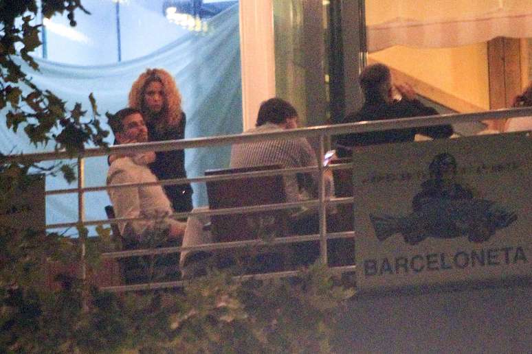 Shakira e Piqué trocam beijos em jantar