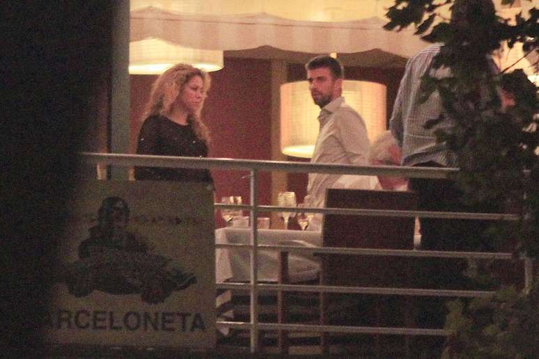 Shakira e Piqué trocam beijos em jantar