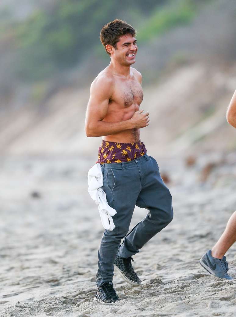 Zac Efron grava cenas de filme