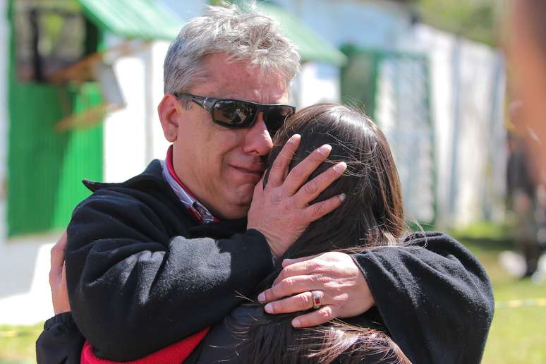 <p>Na foto o patrão do CTG Gilbert Gisler emocionado abraça a filha</p>