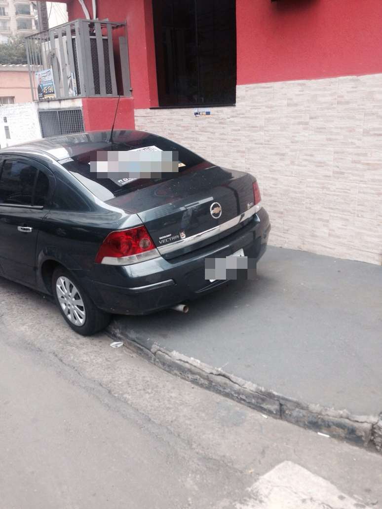 <p>Foto tirada no dia 4 de setembro flagrou o carro estacionado irregularmente</p>