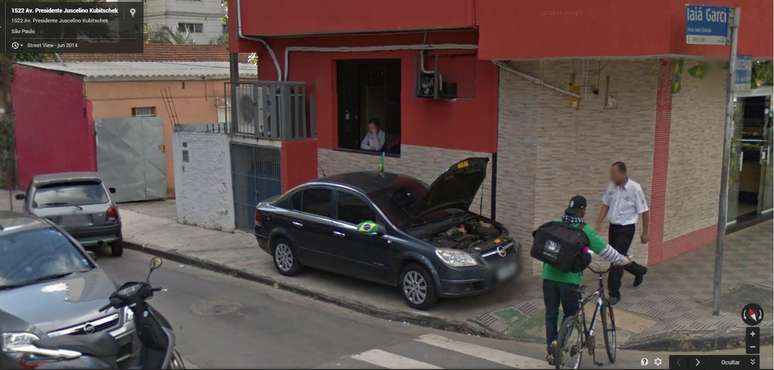 <p>Imagem captada pelo Google Street View mostra o veículo na calçada</p>