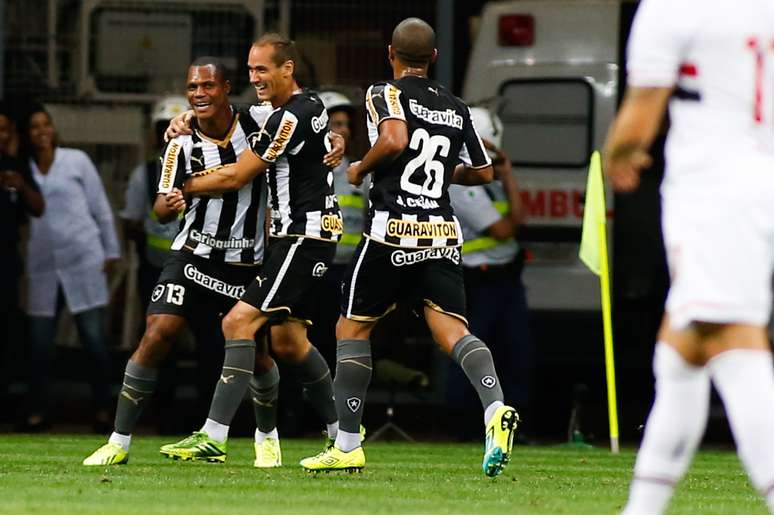 Botafogo marcou dois gols de bola parada no primeiro tempo