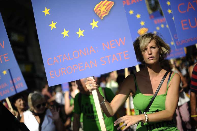 <p>Mulher segura cartaz pela independência: "Catalunha como um novo Estado da União Europeia"</p>