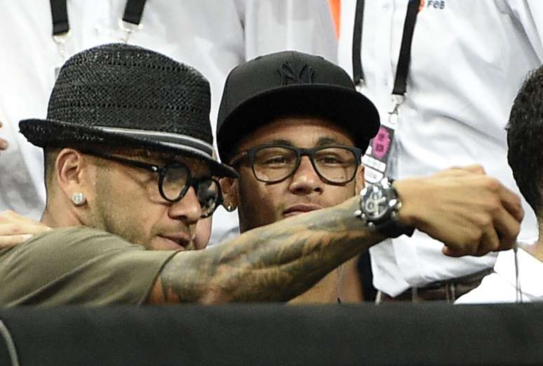 <p>Daniel Alves tira selfie com Neymar durante Mundial de Basquete; aus&ecirc;ncia no Barcelona</p>