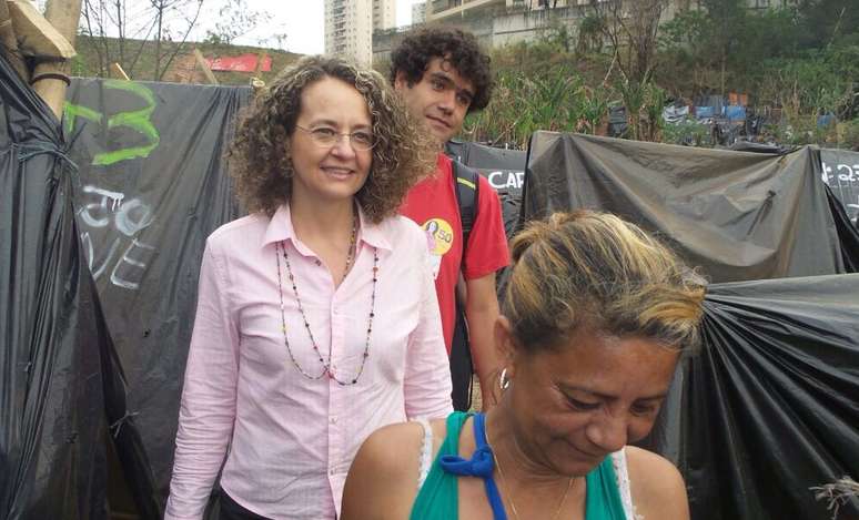 Luciana Genro (PSOL) visita a ocupação Chico Mendes, do MTST
