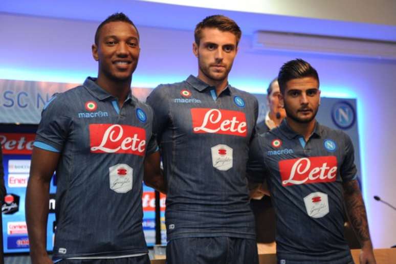 <p>De Guzman, David Lopez e Insigne vestirem pela primeira vez o novo uniforme jeans do Napoli para a temporada</p>