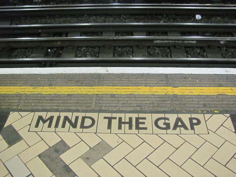 <p>"Please, mind the gap!": o vão que me dá medo (e parece nem existir) para as pessoas, que correm por um lugar no trem</p>