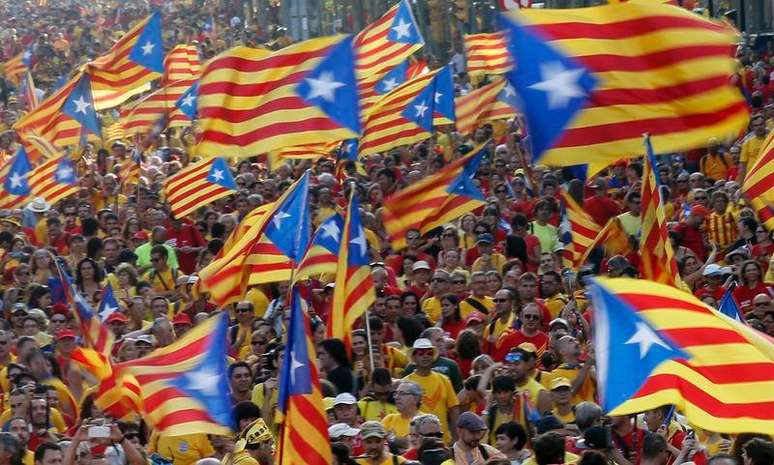 <p>Pessoas levantam bandeiras da Catalunha em manifestação que marcou o dia da Catalunha</p>