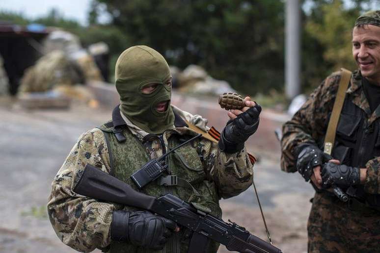 Rebelde pró-Rússia segura granada em posto de verificação perto do aeroporto de Donetsk. 10/09/2014