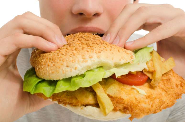<p>O estresse pela discriminação pode aumentar o apetite, diz estudo</p>
