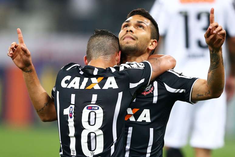 Petros comemora com Luciano o primeiro gol da partida