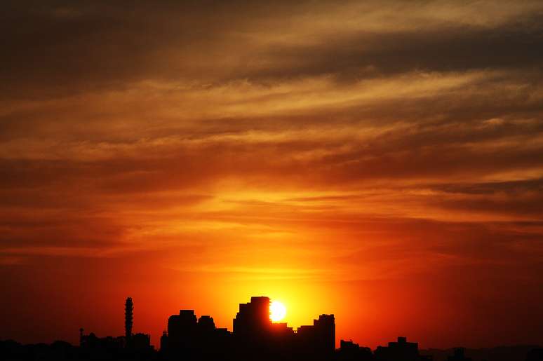 Pôr do sol desta quarta no Alto da Lapa, zona oeste da capital