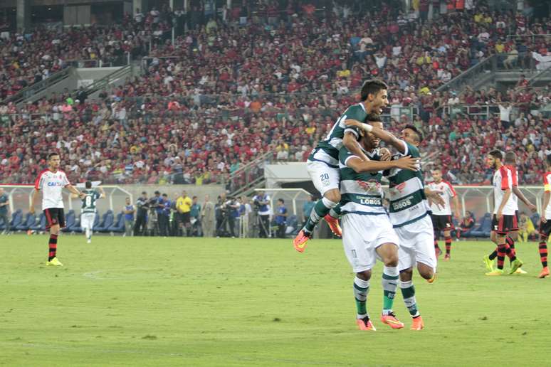 <p>Samuel comemora um dos dois gols pelo Goiás</p>