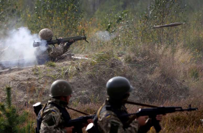 <p>Militares ucranianos fazem exercícios militares em Zhytomyr, a oeste de Kiev, em 11 de setembro</p>