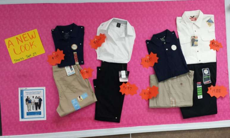 <p>Uma foto dos novos uniformes e seus preços em uma loja do Walmart no Alabama</p>