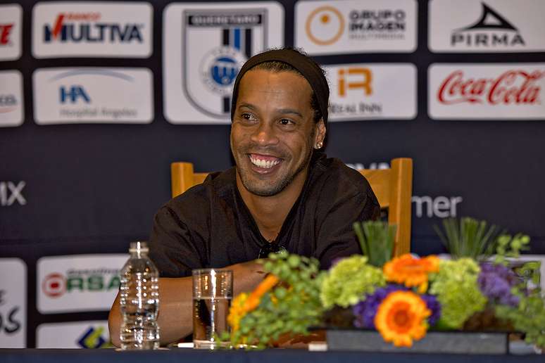 <p>Ronaldinho movimentou uma multidão em sua apresentação ao Querétaro</p>